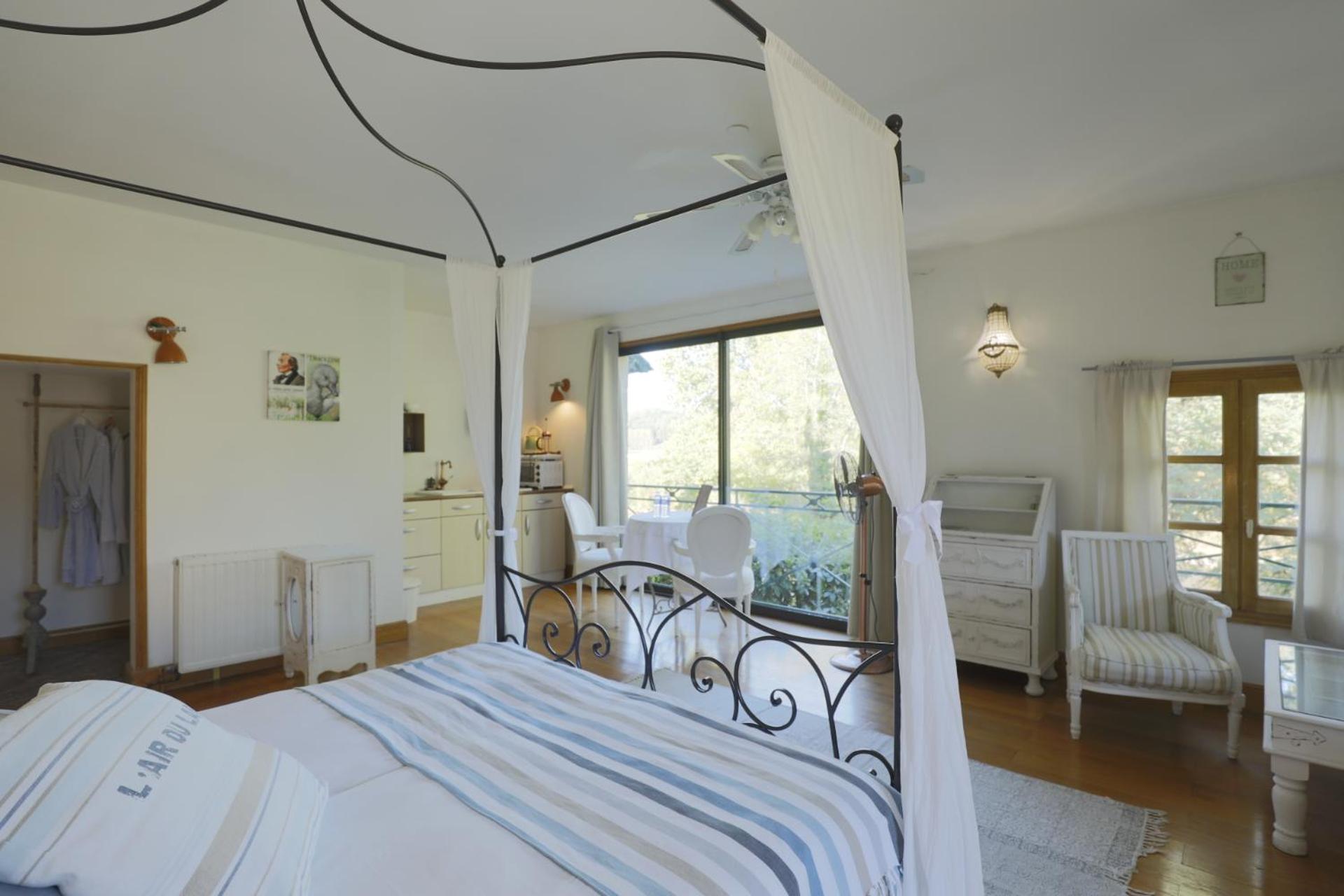 French Correze Moulin Bleu Hotel Saint-Pantaléon-de-Larche Екстериор снимка