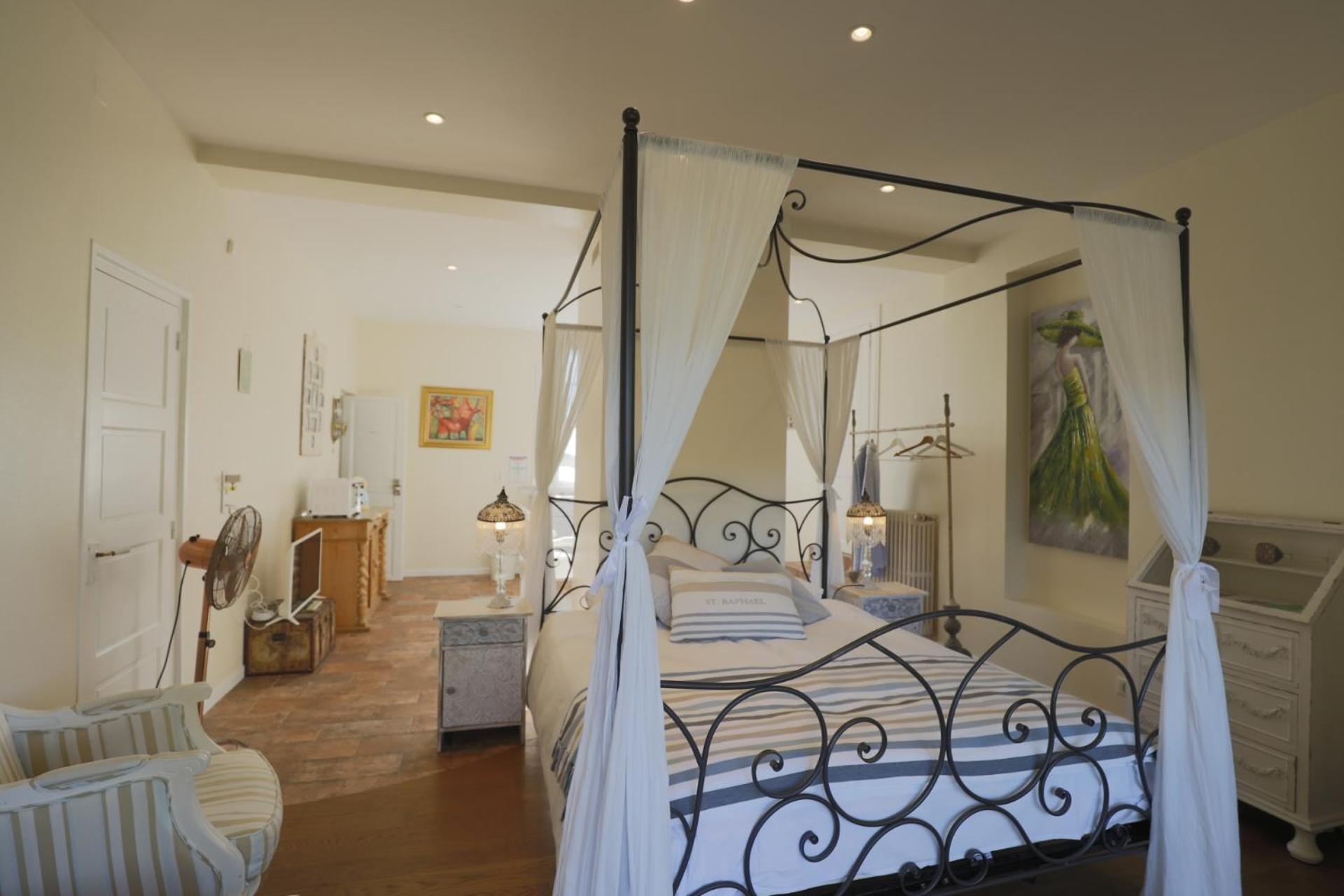 French Correze Moulin Bleu Hotel Saint-Pantaléon-de-Larche Екстериор снимка