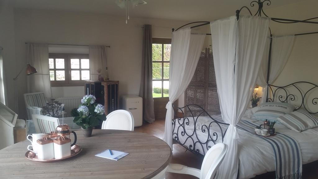 French Correze Moulin Bleu Hotel Saint-Pantaléon-de-Larche Екстериор снимка